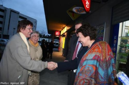 Roselyne BACHELOT avec les habitants du quartier