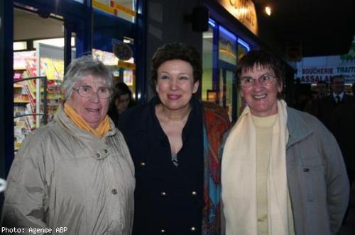 Roselyne Bachelot avec des habitants du quartier